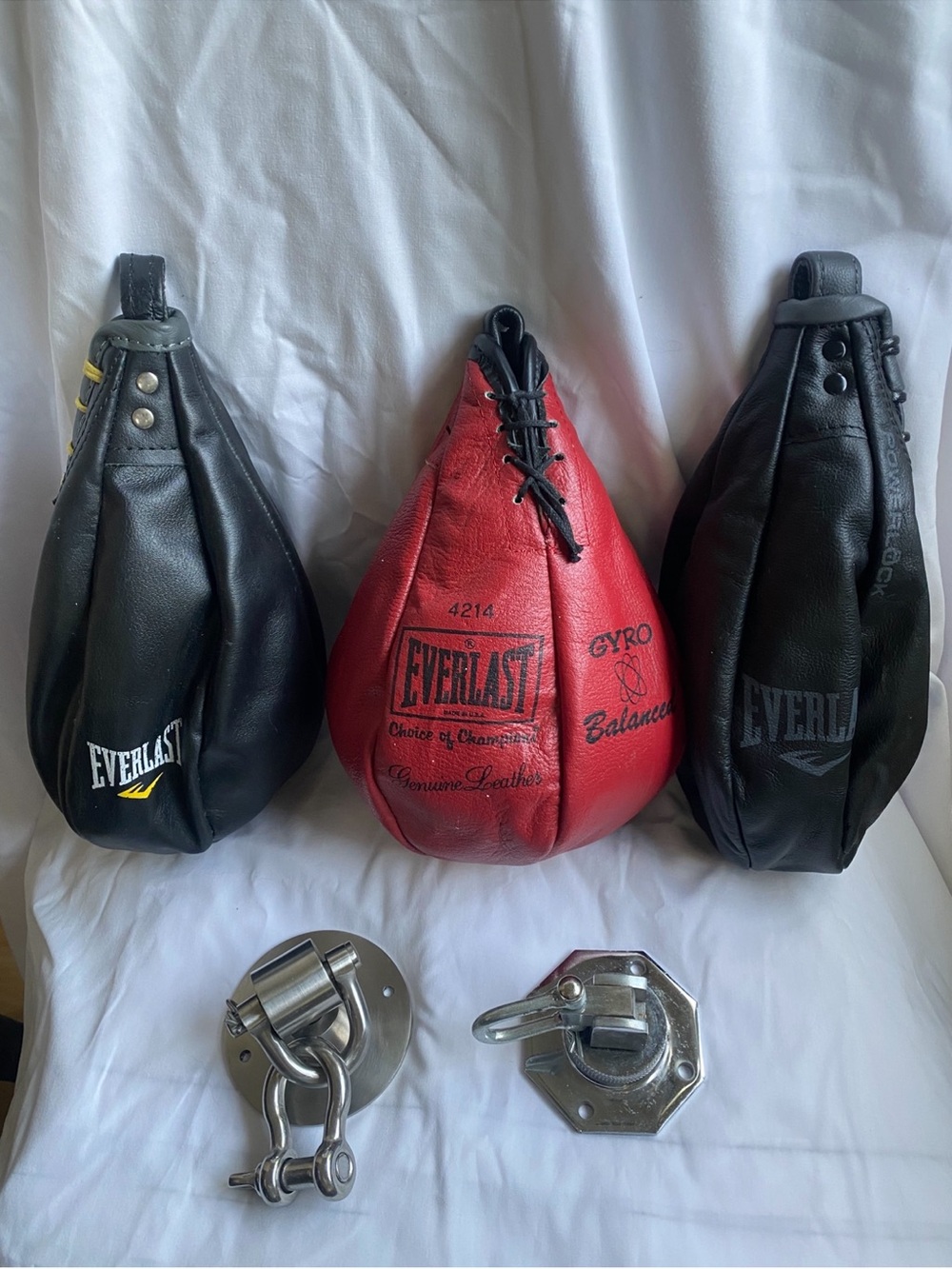 Everlast Red and Black Speed Bag Set
